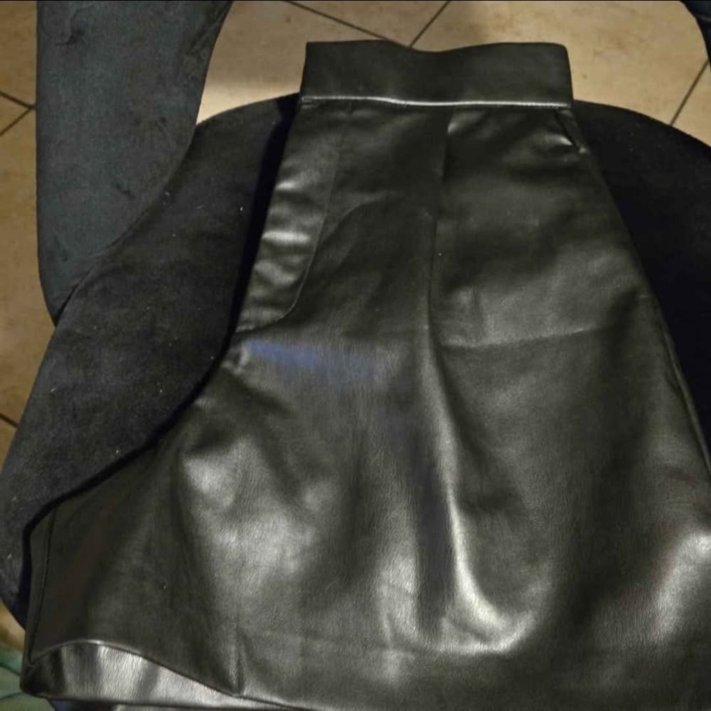 Zara Black Faux Leather Short - Picture 7 of 9
